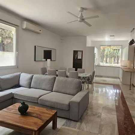 Spacious Traditional Garden Villa Dos Hermanas