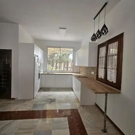 Spacious Traditional Garden * Dos Hermanas